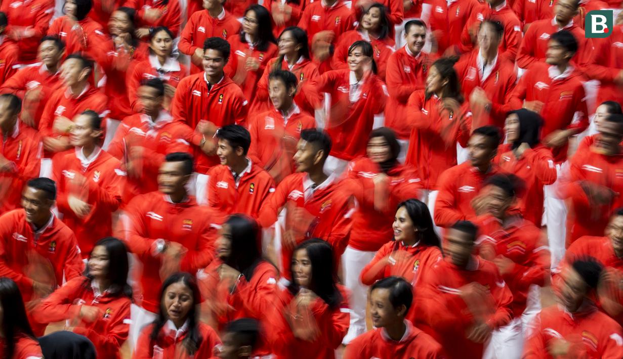 Para atlet joget bersama saat acara pengukuhan kontingen Indonesia di Istora Senayan, Jakarta, Minggu (5/8/2018). Pada Asian Games XVIII, Indonesia menurunkan 938 atlet. (Bola.com/Vitalis Yogi Trisna)