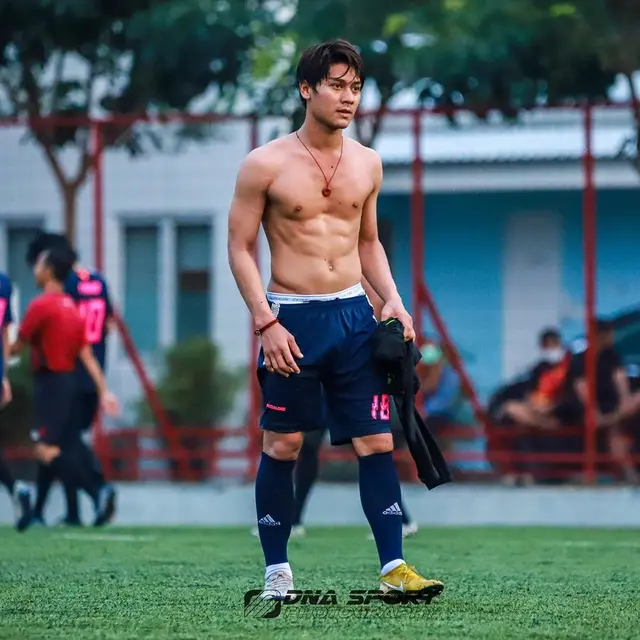 7 Pesona Rizky Billar Saat Main Bola yang Curi Perhatian