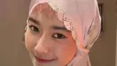 Perempuan yang masih ada ikatan dengan Sultan Hamengkubuwono ke-2 ini terlihat menawan dengan hijab. Foto Freya JKT48 dengan potret anggun berhijab ini banjir like dan komentar. Netizen menyebut penampilan Freya seperti ini sangat adem dilihat. (Liputan6.com/Twitter/Freya_JKT48)
