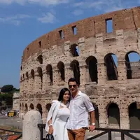 Titi Kamal dan Christian Sugiono di depan Colosseum, Roma. (Photo : Instagram)