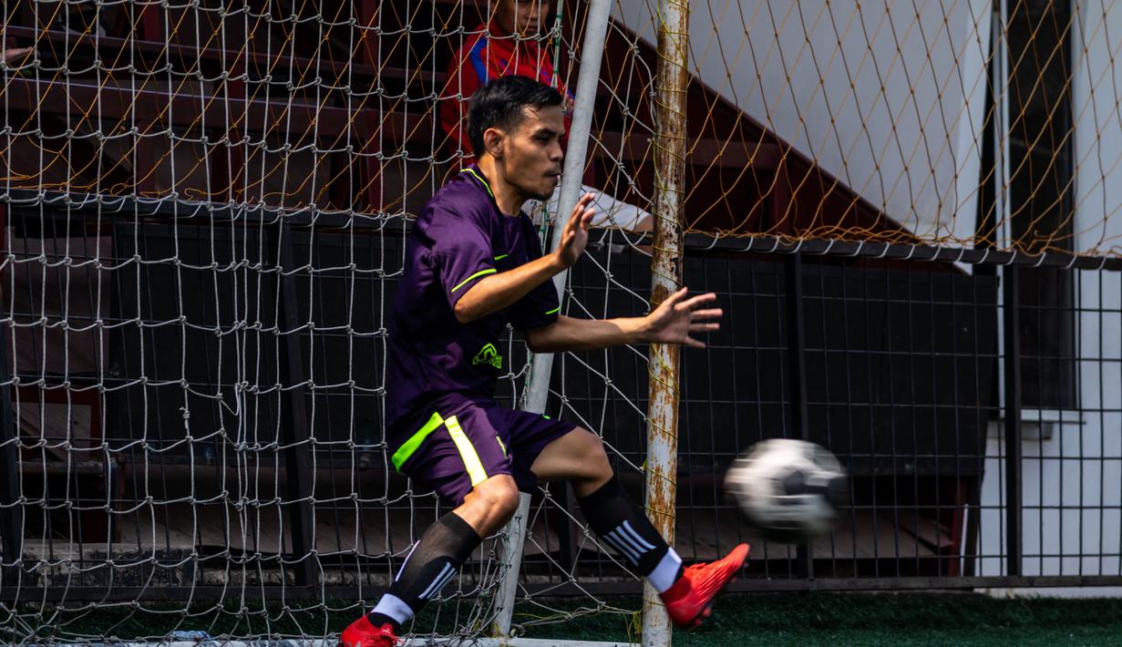 Kiper menangkap bola saat laga final Pertamax Liga Ayo Mini Football Tangerang di Lapangan Sabnani Park, Tangerang, Minggu (25/8). PSPG berhasil menang atas Persepon melalui adu penalti. (Dokumentasi)