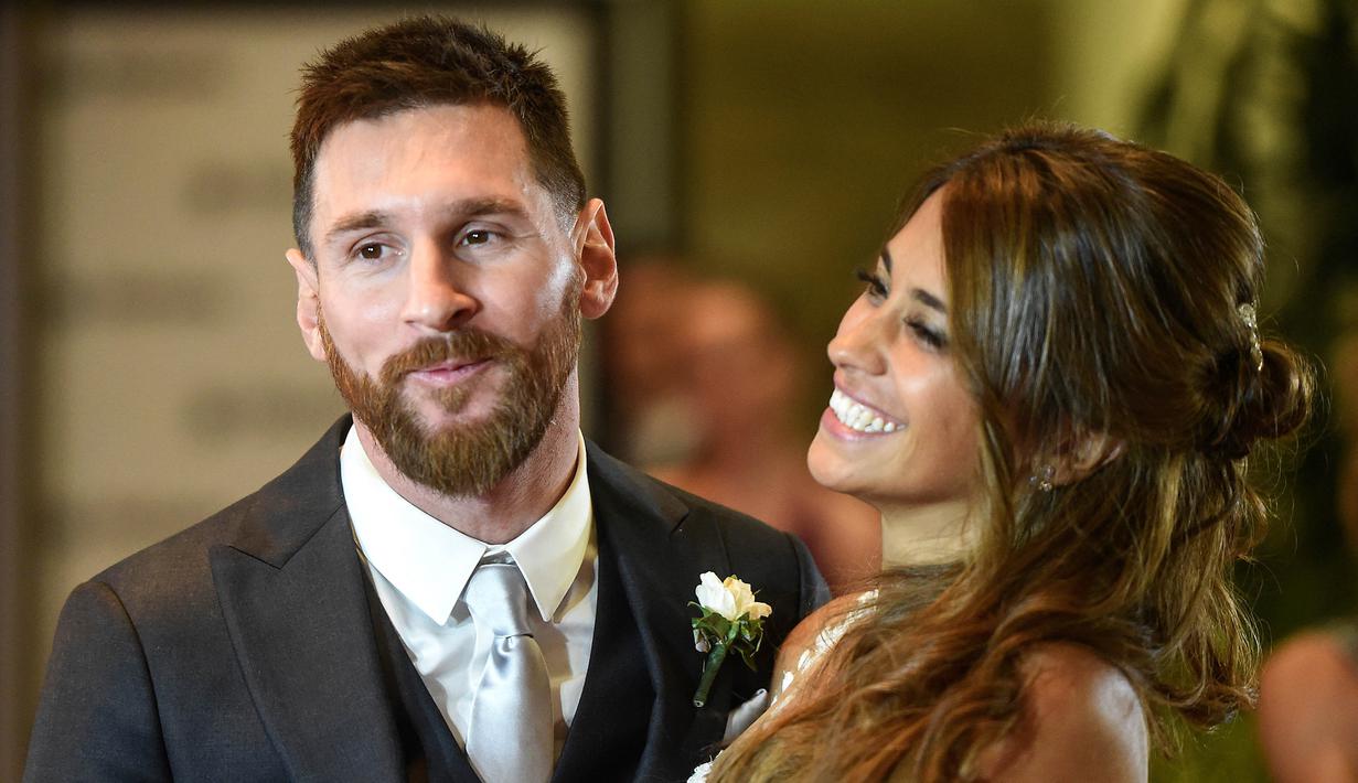 Bintang Barcelona, Lionel Messi bersama istrinya, Antonella Roccuzzo, tampak mesra usai acara pernikahannya di Rosario, Argentina, (30/6/2017). (AFP/Eitan Abramovich)