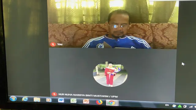 Seorang guru bersedih karena muridnya tidak masuk ke kelas Zoom