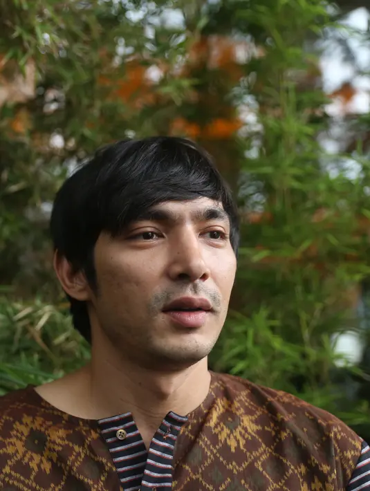 Abimana Aryasatya bersama para pemain dan kru yang lain menghabiskan waktu selama 45 hari di Amerika untuk menjalani proses syuting. Di film drama ini Abimana memerankan tokoh Rangga, suami dari Hanum (Acha Septriasa). (Andy Masela/Bintang.com)