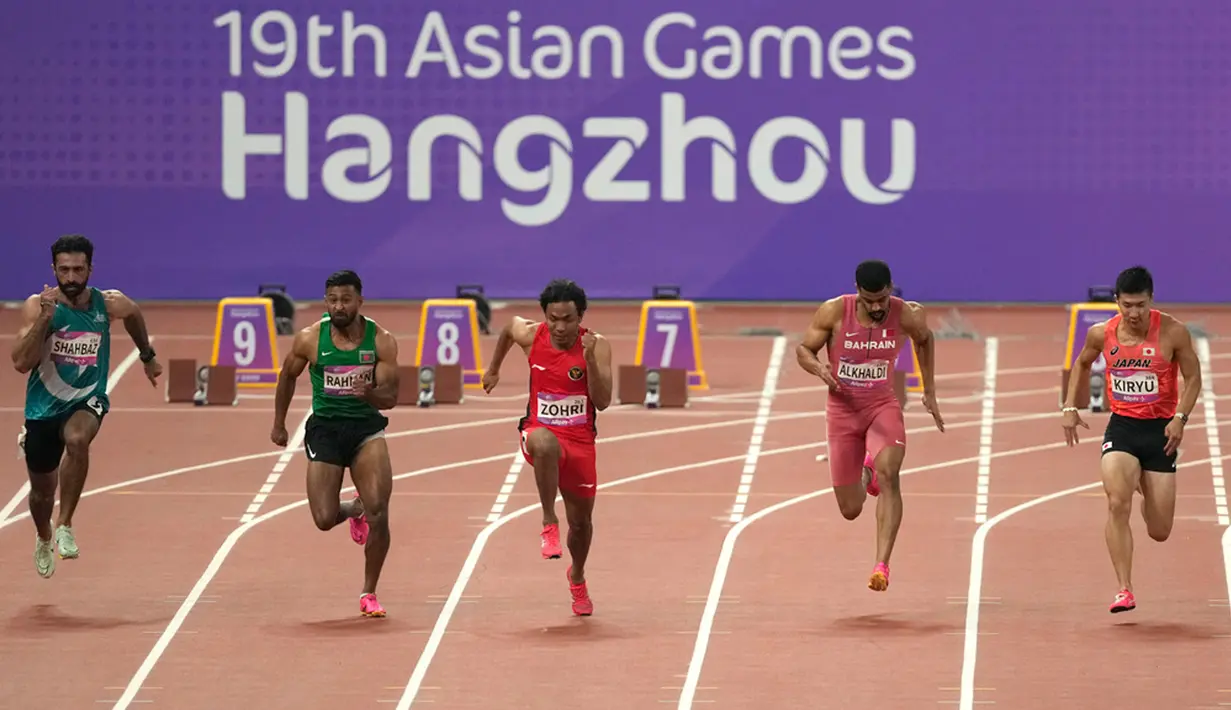 Sprinter andalan Indonesia Lalu Muhammad Zohri gagal meraih medali pada final 100 meter putra Asian Games 2023. (AP Photo/Louise Delmotte)