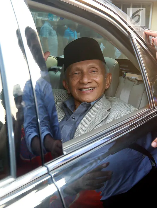 Ekspresi Ketua Dewan Kehormatan PAN Amien Rais usai menjalani pemeriksaan di Polda Metro Jaya, Jakarta, Rabu (10/10). Amien berterima kasih lantaran mendapat sambutan hangat dari kepolisian selama memberikan keterangan. (Liputan6.com/JohanTallo)