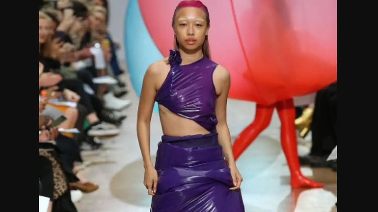 Gaun Balon Warna-warni, Inovasi Mahasiswa Fashion yang Bikin Orang Terpana