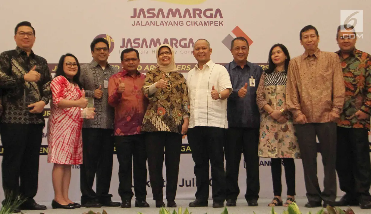 Dirut Jasa Marga Desi Arryani (tengah) foto bersama perwakilan perbankan dan pembiayaan usai penandatanganan perjanjian kredit sindikasi Jasa Marga terkait pembangunan ruas Tol Cikampek II, Jakarta, Selasa (31/7). (Merdeka.com/Arie Basuki)