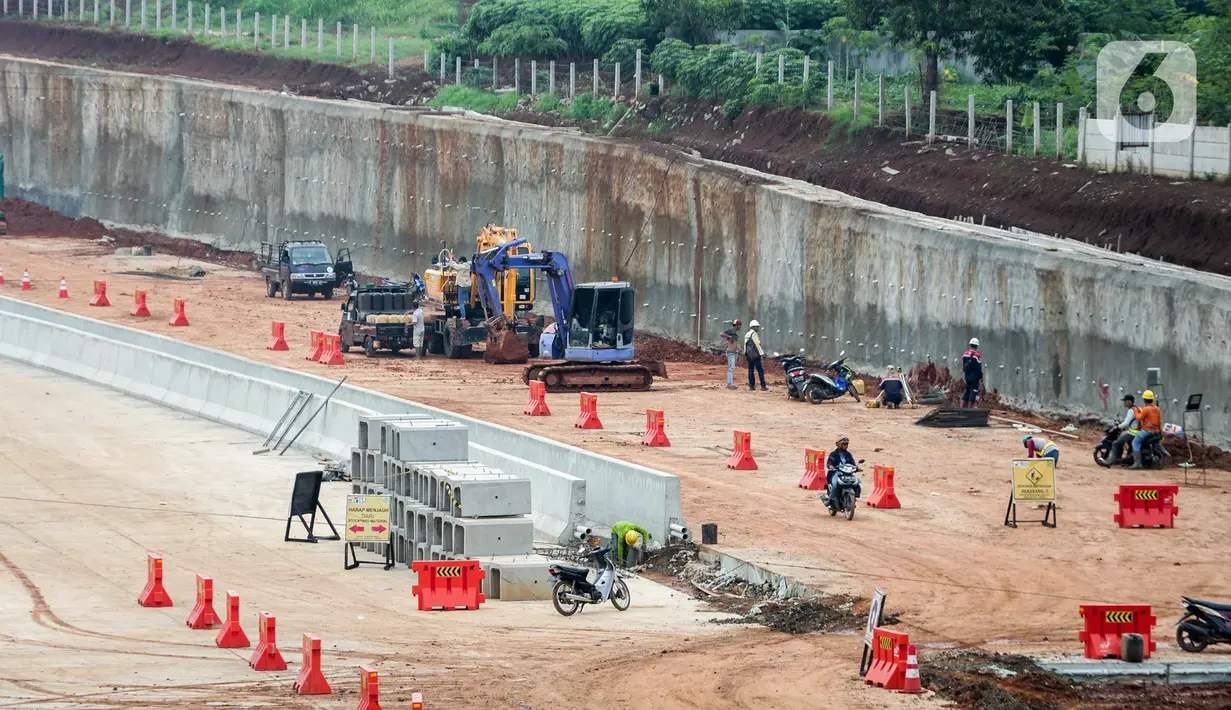 Aktivitas pekerja proyek pembangunan Jalan Tol Lingkar Luar Jakarta (JORR) II ruas Cinere-Serpong di kawasan Pondok Cabe, Tangerang Selatan, Banten, Jumat (13/12/2019). Ruas tol tersebut ditargertkan sudah dapat beroperasi pada Mei 2020. (Liputan6.com/Faizal Fanani)