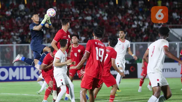 Kiper Timnas Indonesia U-20, Ikram Algiffari, menangkap bola saat melawan Yaman U-20 dalam laga ketiga Grup F Kualifikasi Piala Asia U-20 2025 yang digelar di Stadion Madya, Jakarta, Minggu (29/9/2024). (Bola.com/M Iqbal Ichsan)