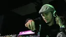 DJ Winky memberikan sentuhan ajaib agar musik semakin meriah di Clear Black Party, Jakarta. Foto diambil pada Jumat (14/11/2014) (Liputan6.com/Panji Diksana)