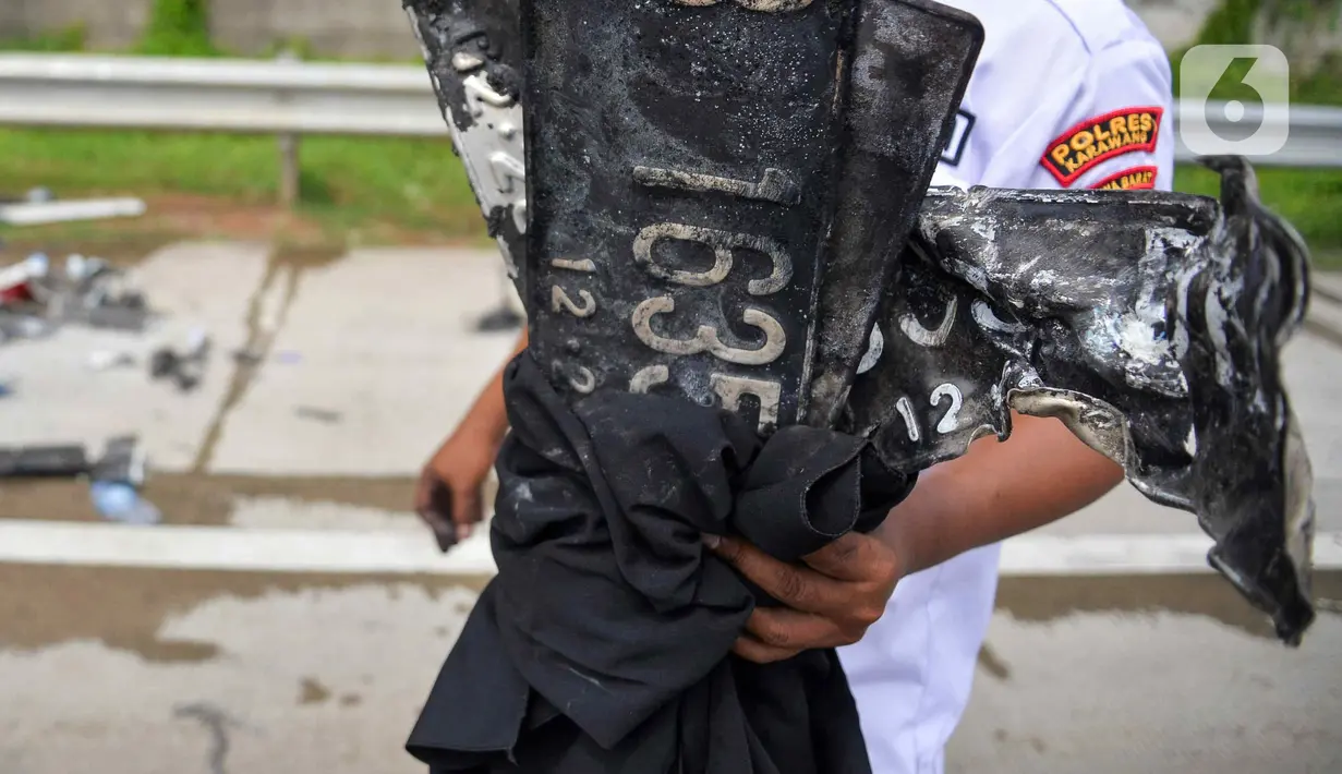 Dan mobil yang terbakar saat ini sudah dievakuasi petugas. (Liputan6.com/Herman Zakharia)