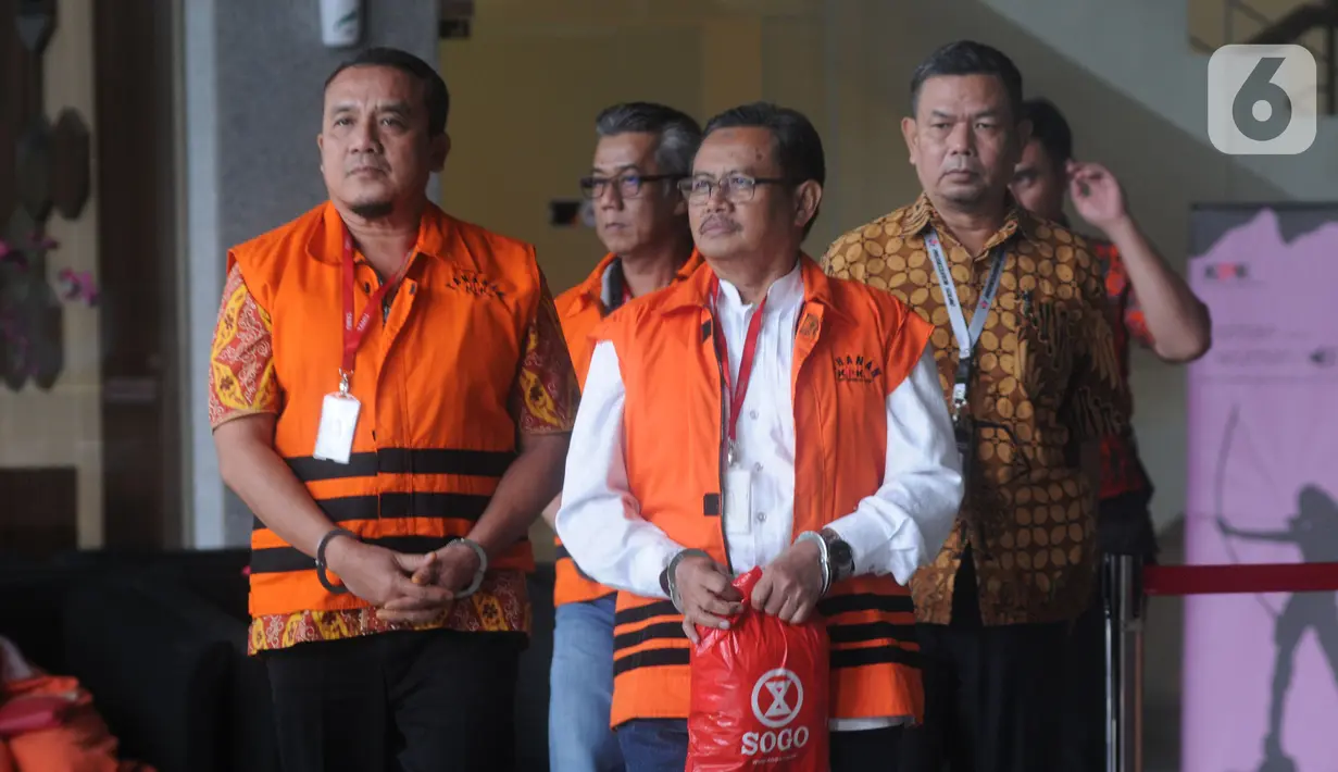 (kiri-kanan) Kadis PUPR Kabupaten Indramayu Omarsyah, Kabid Jalan di Dinas PUPR Kabupaten Indramayu Wempy Triyono, dan Bupati Indramayu nonaktif Supendi usai menjalani pemeriksaan sebagai tersangka dugaan suap pengaturan proyek di Gedung KPK, Jakarta, Jumat (10/1/2020). (merdeka.com/Dwi Narwoko)