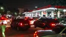 Di SPBU kawasan Pejompongan, Jakarta, antrean tak hanya terjadi pada sepeda motor, namun juga roda 4, Senin (17/11/2014). (Liputan6.com/Faizal Fanani) 