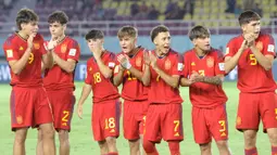 Para pemain starting XI Timnas Spanyol U-17 saling menyemangati jelang bertanding melawan Kanada U-17 dalam pertandingan babak penyisihan Grup B Piala Dunia U-17 di Stadion Manahan, Solo, Jumat (10/11/2023). (Bola.com/Arief Bagus)
