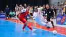 Pemain Timnas Futsal Indonesia, Rio Pangestu Putra (kiri) berebut bola dengan pemain Iran, Hossein Tayebi dalam laga final Piala Asia Futsal 2026 yang berlangsung di Indonesia Arena, Senayan, Jakarta, Sabtu (07/02/2026). (Bola.com/Bagaskara Lazuardi)