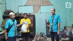 Insan BRILian (Pekerja BRI) memberikan bantuan paket makanan cepat saji kepada warga terdampak gempa di Kecamatan Cimanggu, Banten. Penyaluran bantuan diberikan di Desa Waringinkurung Kecamatan Cimanggu dan Desa Mendung Kecamatan Cibaliung. (Liputan6.com/HO/Humas BRI)