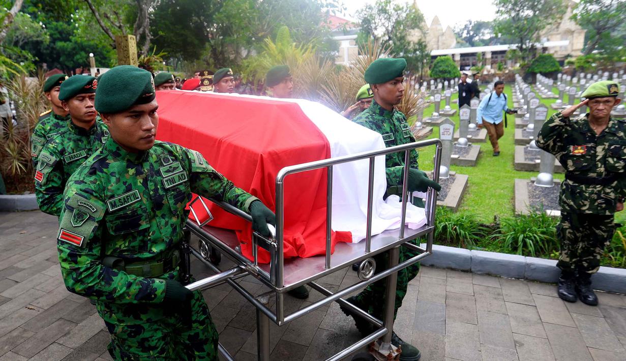 Personel Tentara Nasional Indonesia (TNI) saat iring-iringan jenazah Jenderal TNI (Purn) Ryamizard Ryacudu jelang pemakaman di Taman Makam Pahlawan Nasional, Kalibata, Jakarta, Senin (1/6/2026). (Kapanlagi.com/Budy Santoso)