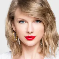 Taylor Swift (via tv.mtvema.com)