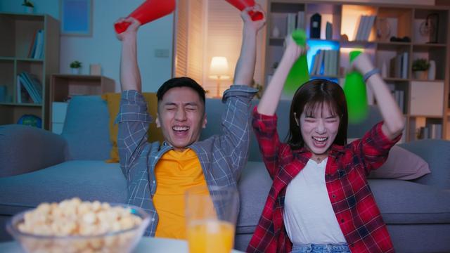 Pendapat Para Pria Tentang Perempuan yang Hobi Nonton Bola, Kira-Kira Seperti Apa Ya?