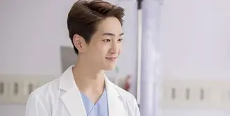 Saat bermain dalam Descendants of The Sun, Onew SHINee berperan sebagai seorang dokter. Cewek mana sih yang tidak senang jika dirawat dokter tampan seperti Onew. (Foto: koreaboo.com)