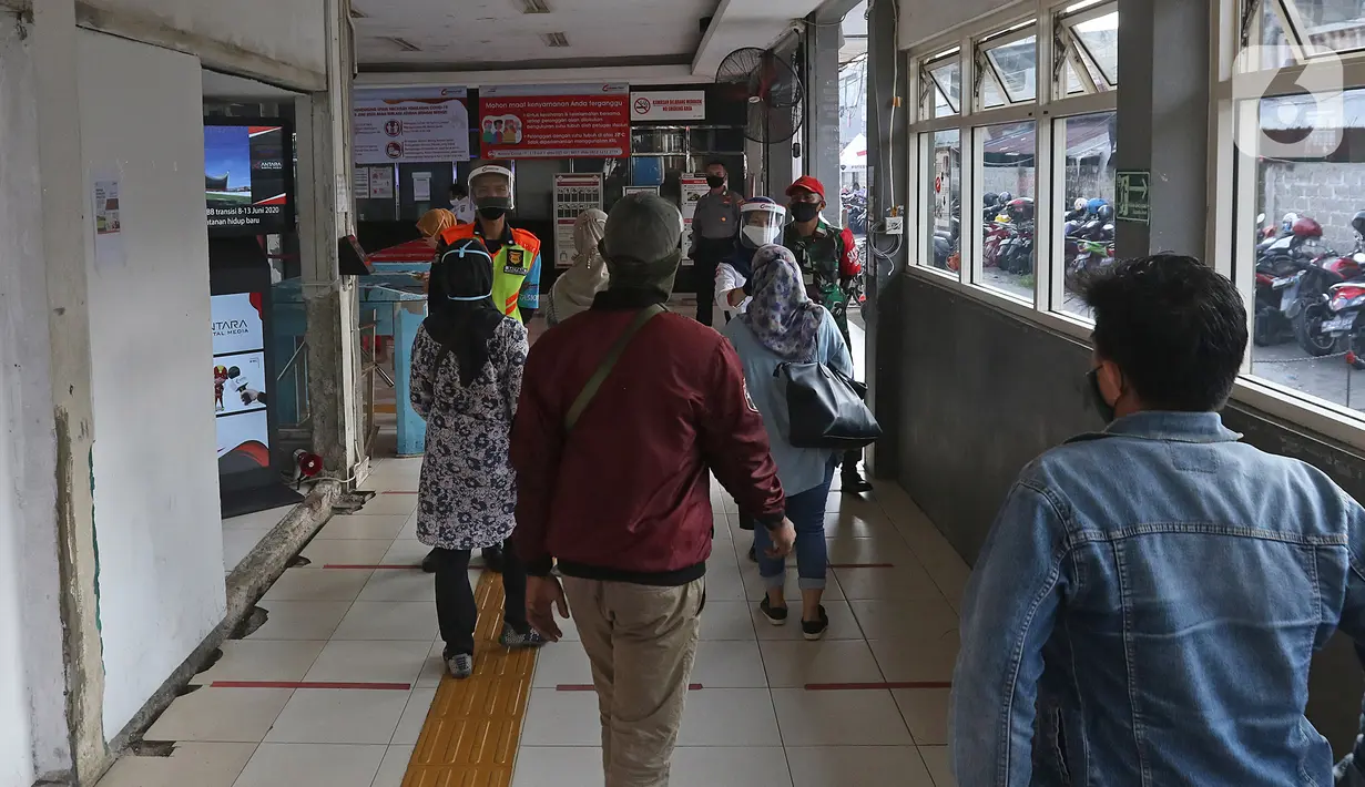 Sejumlah calon penumpang KRL Commuterline menjalani pengecekan suhu tubuh saat akan masuk Stasiun Depok Lama, Depok, Jawa Barat, Selasa (9/6/2020). Stasiun Depok Lama terpantau lengang pada hari kedua dibukanya aktivitas perkantoran di Jakarta pada masa transisi PSBB. (Liputan6.com/Herman Zakharia)