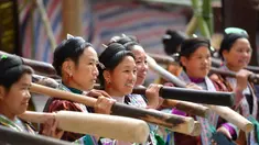 Para wanita mengikuti festival "Liang Bu" yang digelar di Desa Dangjiu di Gandong, Wilayah Otonom Etnis Miao Rongshui, Daerah Otonom Etnis Zhuang Guangxi, China selatan (25/10/2020). "Liang Bu" merupakan sejenis kain tradisional buatan tangan dari kelompok etnis Miao. (Xinhua/Huang Xiaobang)