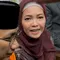 Istri Eks Menag Yaqut Hadiri Sidang, Bawa Bantal untuk Suami