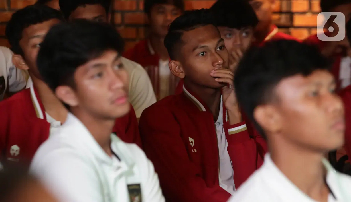 Ekspresi sejumlah pemain timnas Indonesia U-17 saat menyaksikan tayangan acara pengundian pembagian grup Piala Dunia U-17 yang digelar Zurich, Swiss, Jumat (15/9/2023) malam. (Liputan6.com/Helmi Fithriansyah)