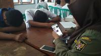 Sembilan pelajar di Kediri tepergok bolos sekolah dan koleksi video porno. (Liputan6.com/Dian Kurniawan)
