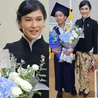 Dian Sastrowardoyo tampil elegan serta anggun saat hadir di wisuda sang anak. Ia pun tampil bak putri Keraton.  (@therealdisastr)