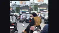 Bule Mengangkat Barbel diatas Motor Saat Menghadapi Kemacetan (Twitter/@ngurahsaka)