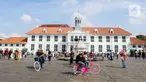 Warga memadati area halaman utama Museum Sejarah Jakarta di kawasan Kota Tua, Jakarta, Kamis (3/4/2025). (Liputan6.com/Herman Zakharia)