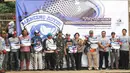 Para pemenang dari sejumlah komunitas mancing, dan panitia foto bersama usai turnamen Jurnalis Mancing Indonesia di Kolam Pemancingan Deluna, Depok, Sabtu (6/4). Turnamen yang diikuti 120 peserta memperebutkan piala Menteri Desa PDTT dan total uang tunai Rp 32 juta. (Liputan6.com/HO/Eko)