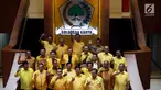 Ketua Umum Partai Golkar Airlangga Hartarto (tengah depan) beserta struktur kepengurusan baru Partai Golkar periode 2018-2019 saat foto bersama di DPP Partai Golkar, Slipi, Jakarta, Senin (22/1). (Liputan6.com/JohanTallo)