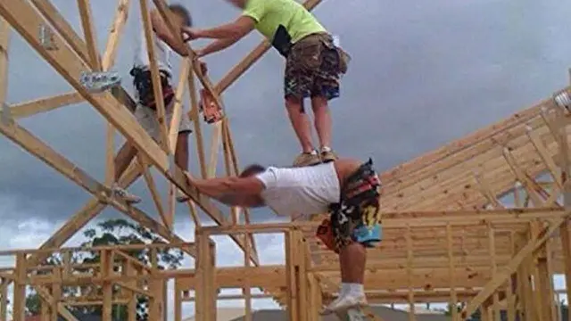 6 Aksi Kuli Bangunan Pasang Kayu Ini Bikin Heran, Ada-Ada Saja