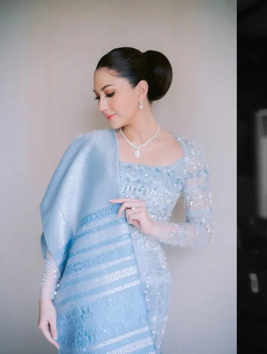Sedangkan di acara Martumpol, Jessica Mila memilih kebaya bernuansa biru muda yang super lembut dan menawan. Perpaduan kain adat yang serasi semakin menyempurnakan penampilan Jessica Mila di sini. [Foto: Instagram/jscmila]