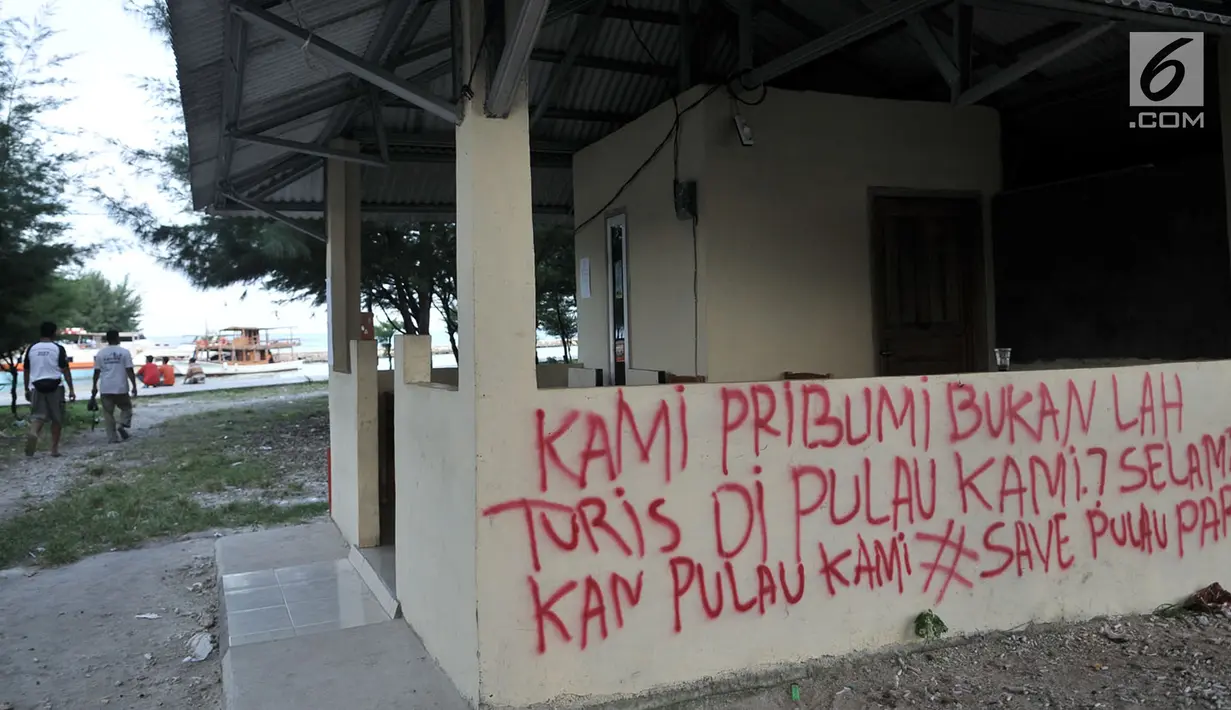 Coretan protes menghiasi salah satu tembok rumah di Pulau Pari, Kepulauan Seribu, Jakarta, Minggu (29/4). Coretan tersebut dibuat oleh para warga yang menolak klaim PT Bumi Pari Asri atas kepemilikan lahan Pulau Pari. (Merdeka.com/Iqbal S. Nugroho)