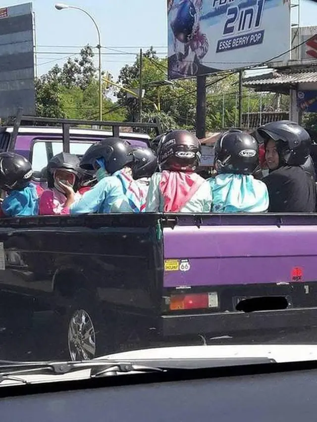 6 Tingkah Ibu-Ibu Paling Gokil Usai Pulang Hajatan Naik Mobil Ini Kocak