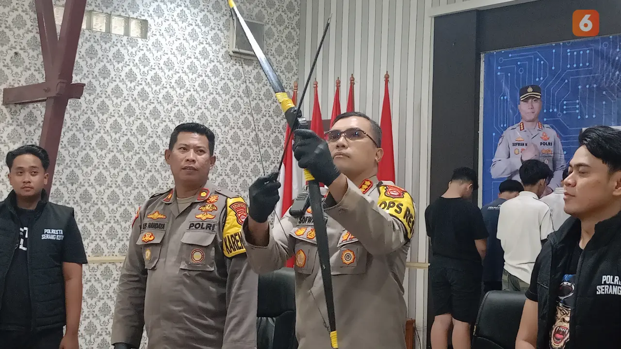 Kapolresta Serkot, Kombes Pol Sofwan Hermanto, Menunjukkan Panah Milik Geng Motor. (Sabtu, 18/05/2024). (Yandhi Deslatama/Liputan6.com).