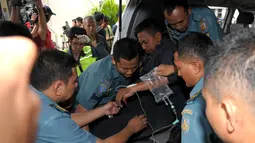 Dengan kantong infus ditangan seorang petugas yang menjadi korban ledakan gudang amunisi dibawa menuju ruang UGD RS TNI AL Mintohardjo pada Rabu 5 Maret 2014 (Liputan6.com/Helmi Fihriansyah).