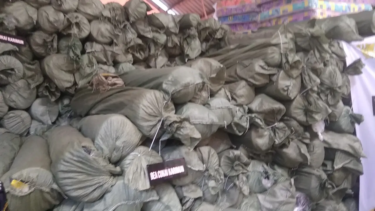 Penyelundupan gulungan kain Senilai Rp 12,7 Miliar