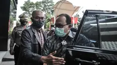 Direktur Utama PT Waskita Beton Precast Jarot Subana tiba di Gedung KPK, Jakarta, Kamis (23/7/2020). Jarot dijemput paksa penyidik KPK setelah tiga kali mangkir memenuhi panggilan kasus dugaan tindak pidana korupsi proyek fiktif pada BUMN PT Waskita Karya (Persero) Tbk. (merdeka.com/Iqbal Nugroho)