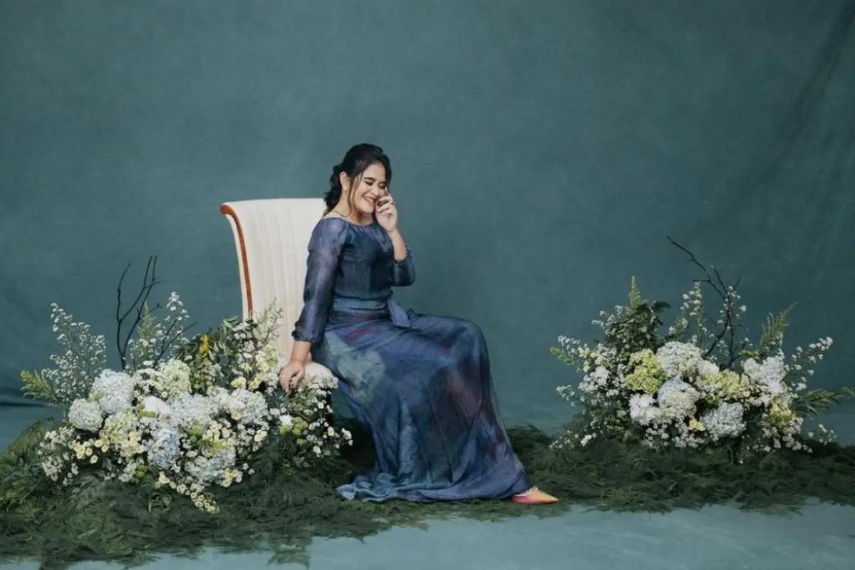 Gaya Anggun Kahiyang Ayu Pemotretan dengan Gaun Biru, Hasil Fotonya Seperti Lukisan