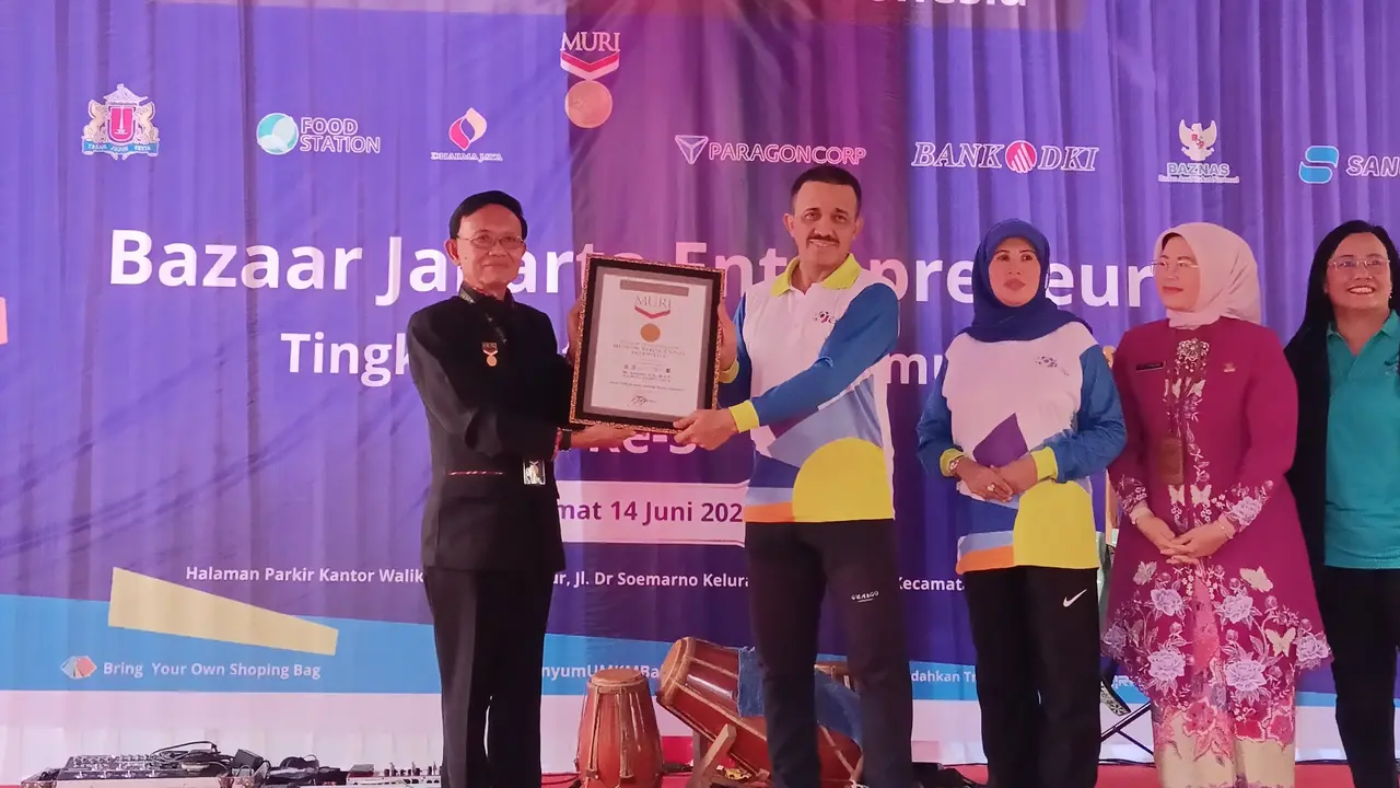Penyerahan Rekor MURI oleh Walikota Jakarta Timur, M Anwar, di kantor Walikota Jakarta Timur, Cakung, Jakarta Timur.