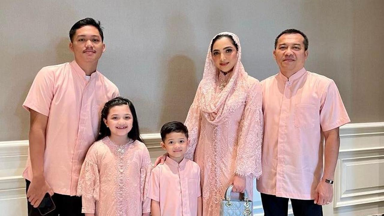 7 Gaya Busana Atta Halilintar dan Aurel Hermansyah di Aqiqah Ameena, Kompak Serba Monokrom