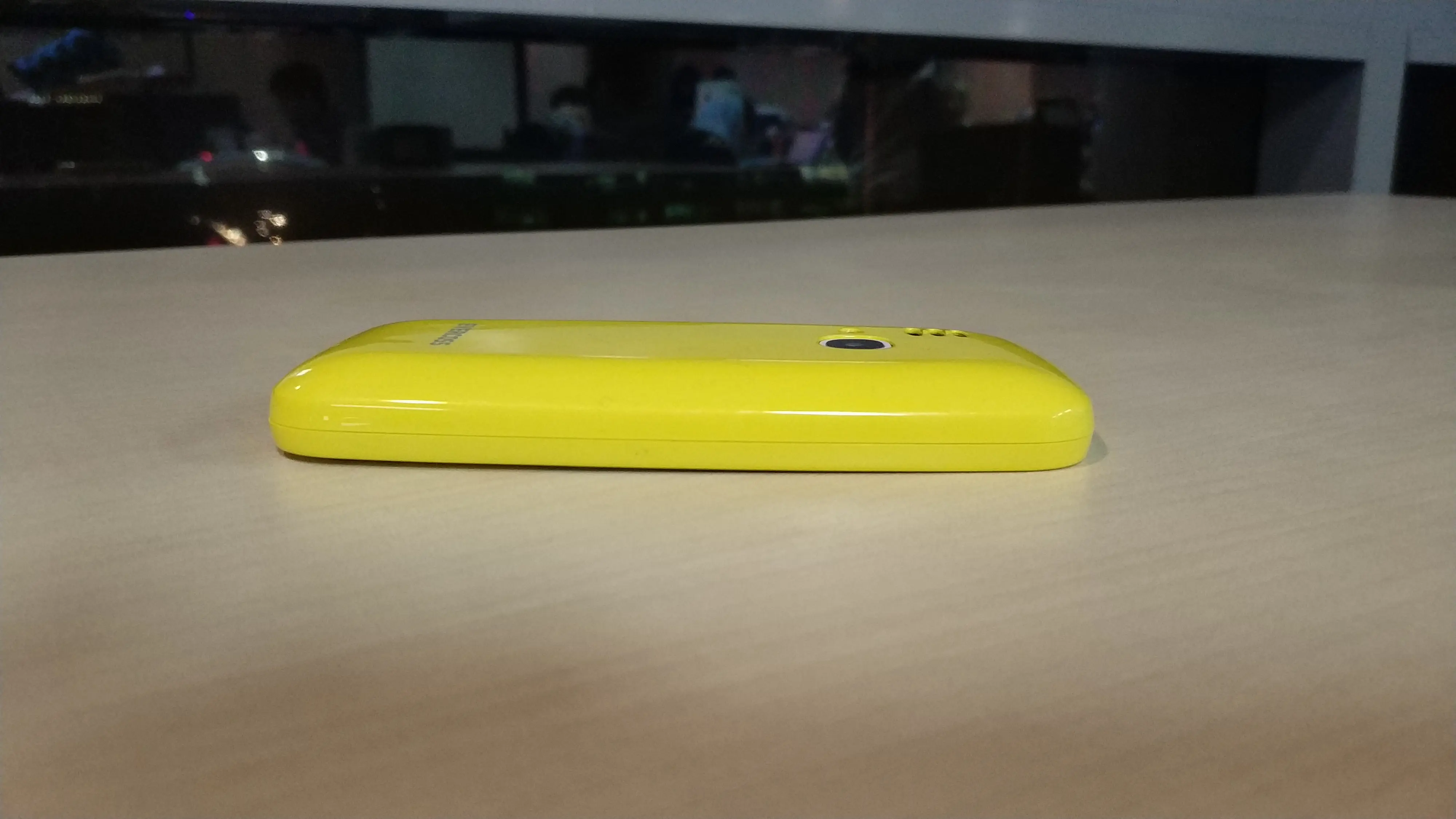 Sisi samping Evercoss N2, feature phone milik vendor lokal yang mirip dengan Nokia 3310 Reborn (Liputan6.com/ Agustin Setyo W)