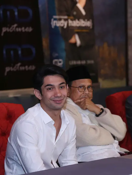 Selain harus bisa memerankan sosok B.J Habibie ketika masih muda, terdapat kesulitan yang dihadapi Reza Rahadian dalam membintangi film ‘Rudy Habibie’ yakni dirinya diharuskan berbahasa Jerman. (Nurwahyunan/Bintang.com)
