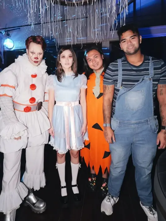 Ia juga menambahkan sentuhan makeup karakter horor pada wajahnya.  [@bclsinclair]