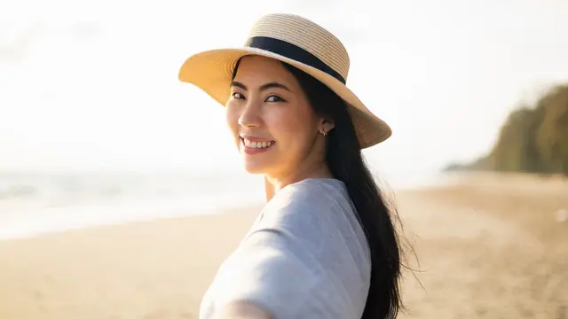 santai di pantai memaki topi bahagia